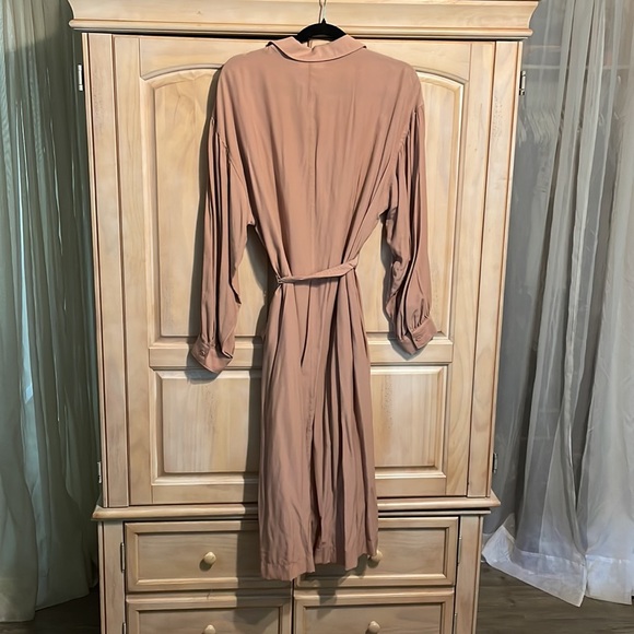 Ladies Medium, Long, Button-up, Collared, Flare-Arm Dress. - Picture 3 of 3